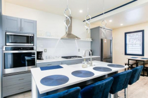 Walk to ND, Hot Tub, Lux Kitchen, Pet Friendly